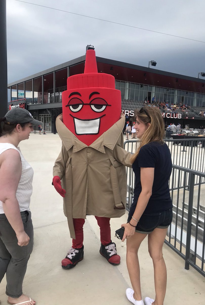 bunnywhitexoxo's tweet image. a lot of you don’t know what “hear me out” really means, for example mine is the chicago dogs ketchup mascot in a trench coat