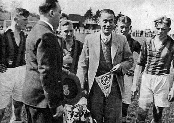 #ClubOfPioneers TBT l 📸1935 .. Luxembourgs Pioneers @csfolaesch before kick-off at a friendly against Amsterdam team DWS. @Club_Pioneers @sheffieldfc @Robert_Zitzmann @Chairman1857