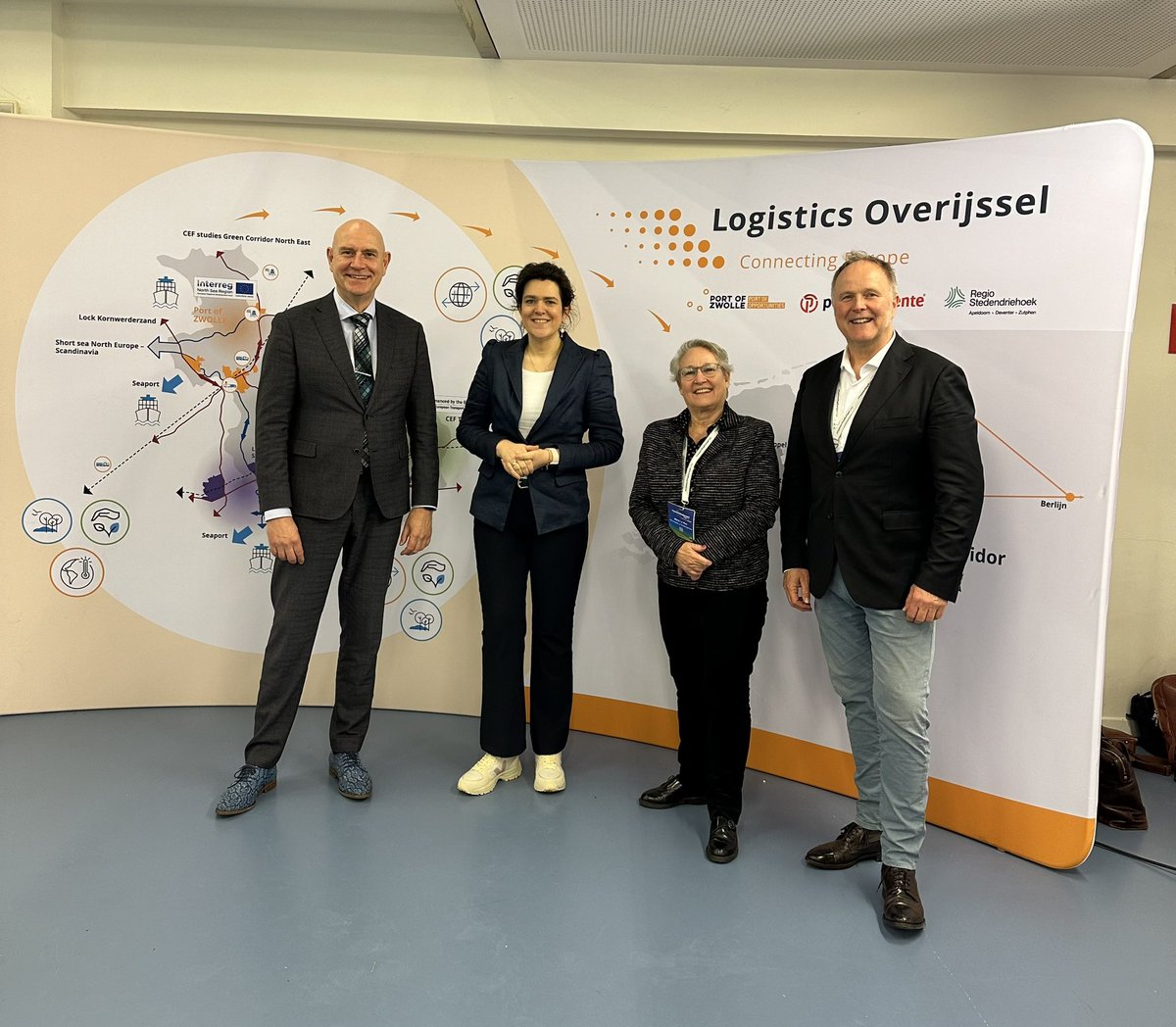 Samenwerken aan een bereikbare regio is ook voor de economie belangrijk. Dus samen met regio Zwolle @PortofZwolle, @DeventerGem, gedeputeerde @ErwinHoogland van Overijssel en onze @PortofTwente trekken we als Logistics Overijssel samen op in Europa #ConnectingEurope 1/2