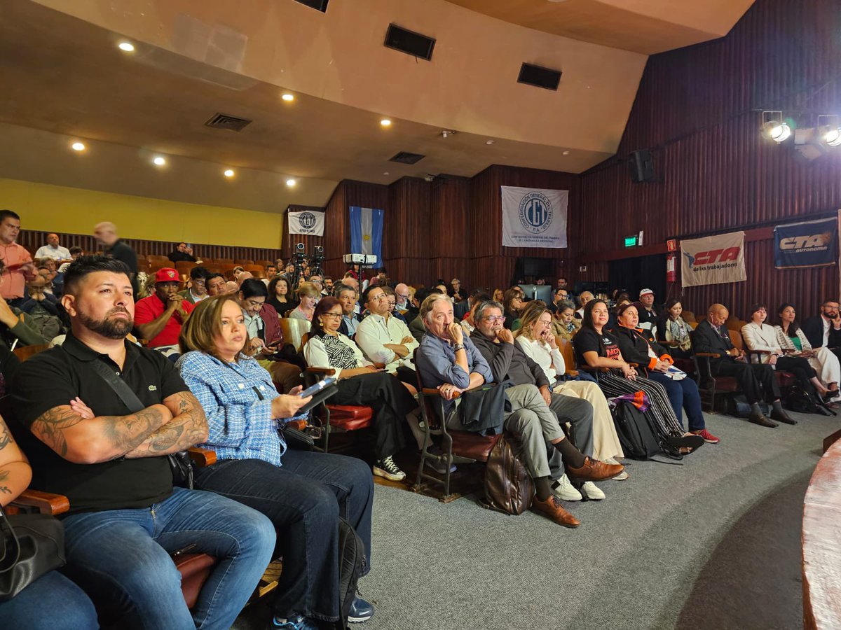 En el día de hoy, participé en la Convocatoria Internacional de Solidaridad con Argentina junto a la Confederación Sindical de las Américas (@CSA_TUCA) y compañerxs de CGT y CTA celebrado en Montevideo. En defensa de la democracia y los derechos sociales, laborales y sindicales…