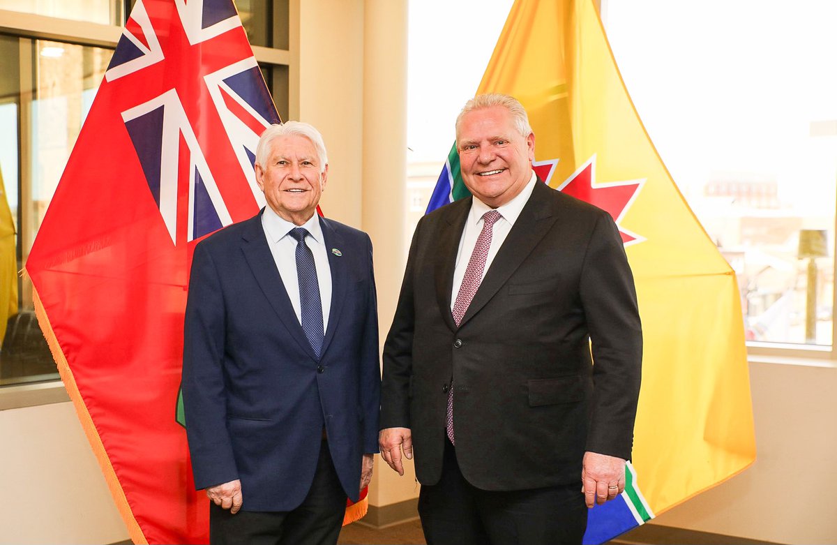 I was happy to present Mayor Ken Boshcoff with more than $870,000 from the Building Faster Fund after @CityThunderBay beat its 2023 housing target. I look forward to working together to get even more homes built in the coming years! news.ontario.ca/en/release/100…