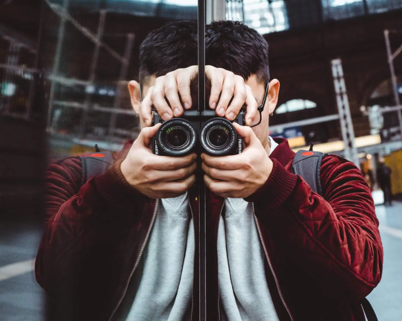 LightRocket's tweet photo. The lines between digitally created &amp; authentic photographs are increasingly blurred.

Through new tech, there may be ways for photos to become reliable sources of information once again. 

🔗Read more to find out what these could be: https://t.co/1vkzgDxQQd

#photography #ai https://t.co/rSPedgbGDE