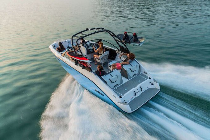 HELP WHICH BOAT DO I BUY. Red Yamaha AR 195 or blue AR220 ???? https://t.co/sC810EoUB0