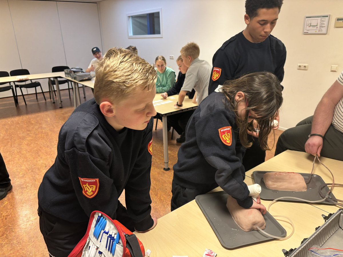 YFRTeam's tweet photo. Jeugdleider Barry van het @RodeKruisZaWa had voor de oefenavond vanavond een mooie carrousel voorbereid. De jeugdleden werden getoetst op hun kennis in de EHBO wereld. Leuke en leerzame oefeningen die met goed gevolg afgerond zijn. https://t.co/Q2HqpWluY2