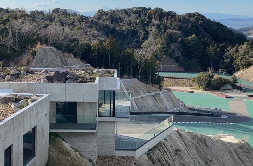 🌕 on X: "japanese billionaire built his own private, members-only race  track carved into the side of a mountain in japan called the magarigawa  club. it overlooks mt. fuji and tokyo bay.