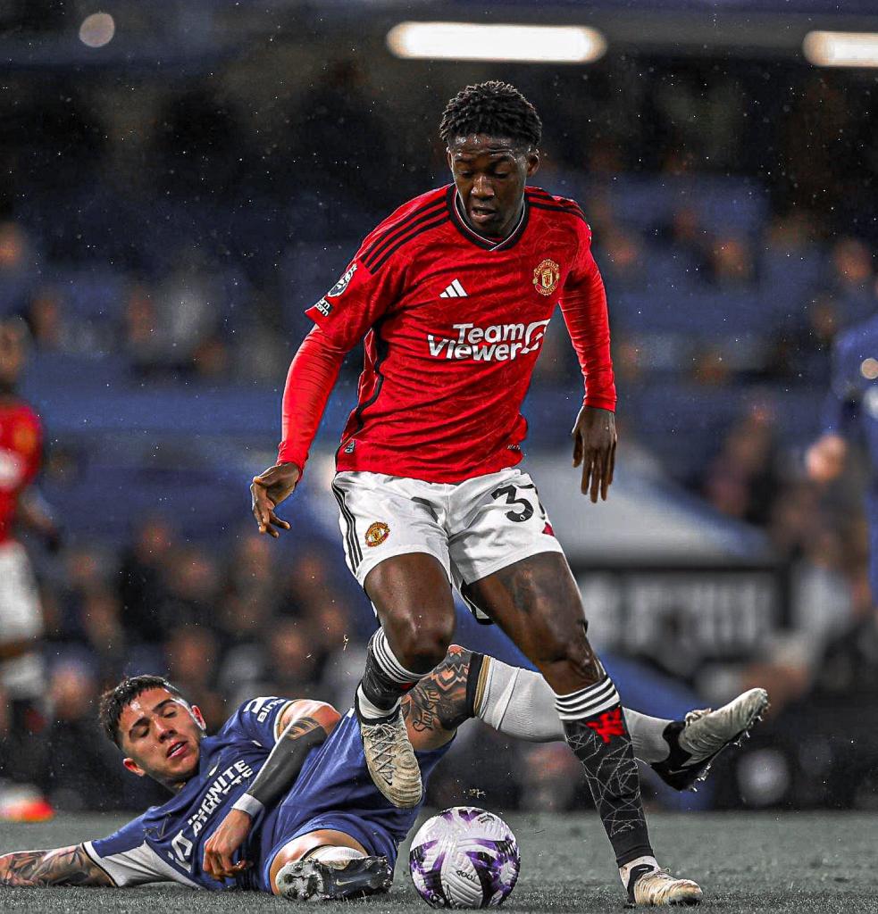 18 year old Manchester United player kobbie Mainoo dropped £120m on the floor at Stamford bridge