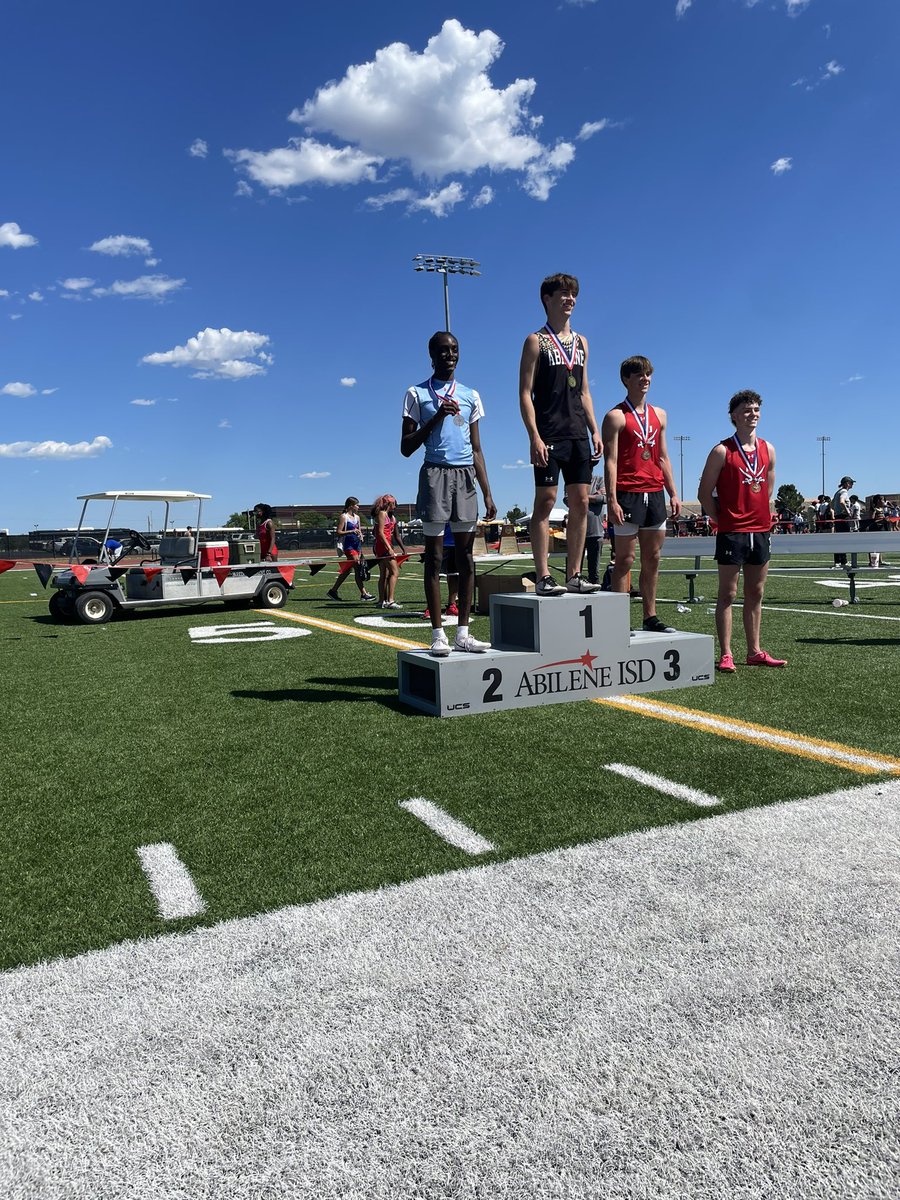 Monterey_Sports's tweet image. Congratulations to Jacob Syma, Kobe Mireles, and Novaj Lewis all qualifying for the area meet next week!

Jacob (800): 🥉 2:03.91 PR
Kobe (800): 4th 2:04.20 PR
Novaj (110h): 🥈 14.99