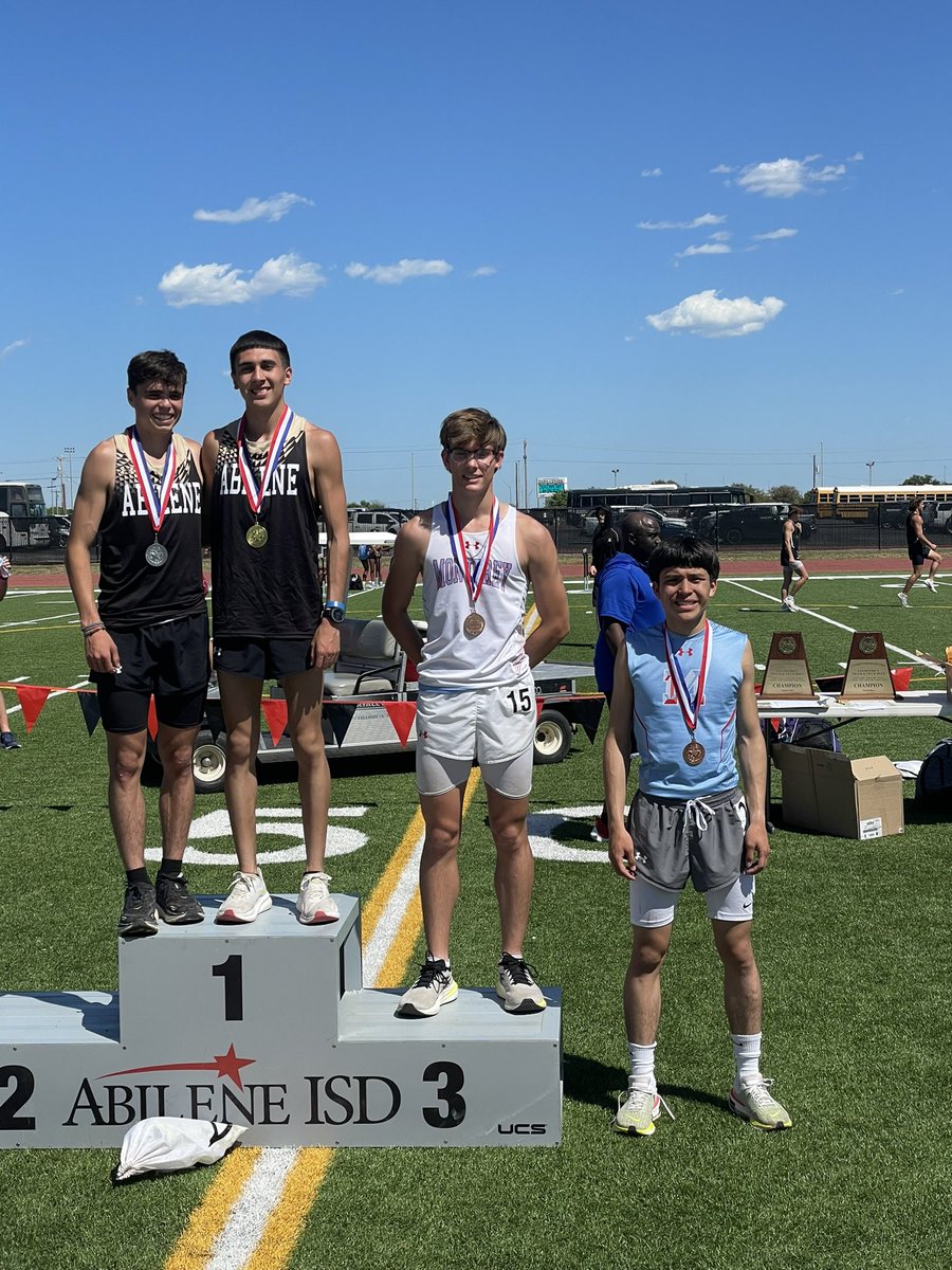 Monterey_Sports's tweet image. Congratulations to Jacob Syma, Kobe Mireles, and Novaj Lewis all qualifying for the area meet next week!

Jacob (800): 🥉 2:03.91 PR
Kobe (800): 4th 2:04.20 PR
Novaj (110h): 🥈 14.99