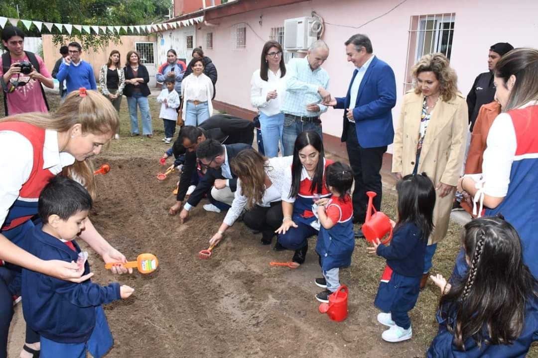 WebTribuno's tweet photo. 📚En el #Jardín de Infantes N° 19 «Nuestra Señora del Rosario» ubicado en el barrio Libertad, la intendente de la Capital, Ing. @NormafuentesSDE, encabezó el lanzamiento de la temporada de siembra otoño-invierno 2024 del programa #Prohuerta 👇
https://t.co/rr0STJGKcB https://t.co/xwStniiAZs