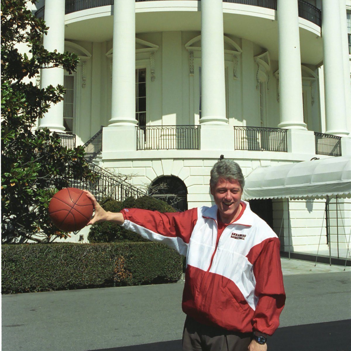 🏀 As #MarchMadness heats up, we're throwing it back 30 years to 1994 when President @BillClinton's favorite Arkansas @RazorbackMBB won their first national championship! #TBT