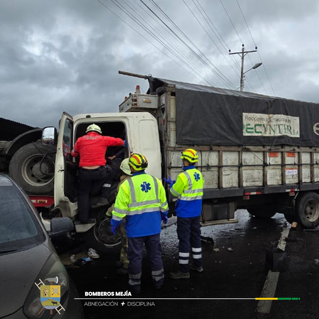 BomberosMejia1's tweet image. En el ingreso a la parroquia #ElChaupi 🛣 hace pocos instantes se registró una colisión que involucra a varios vehículos 🚚.
Lamentablemente existe una persona fallecida 😔.
Personal de #BomberosMejía 🚒🔰, Policía Nacional y Panavial atienden la emergencia.
En desarrollo.