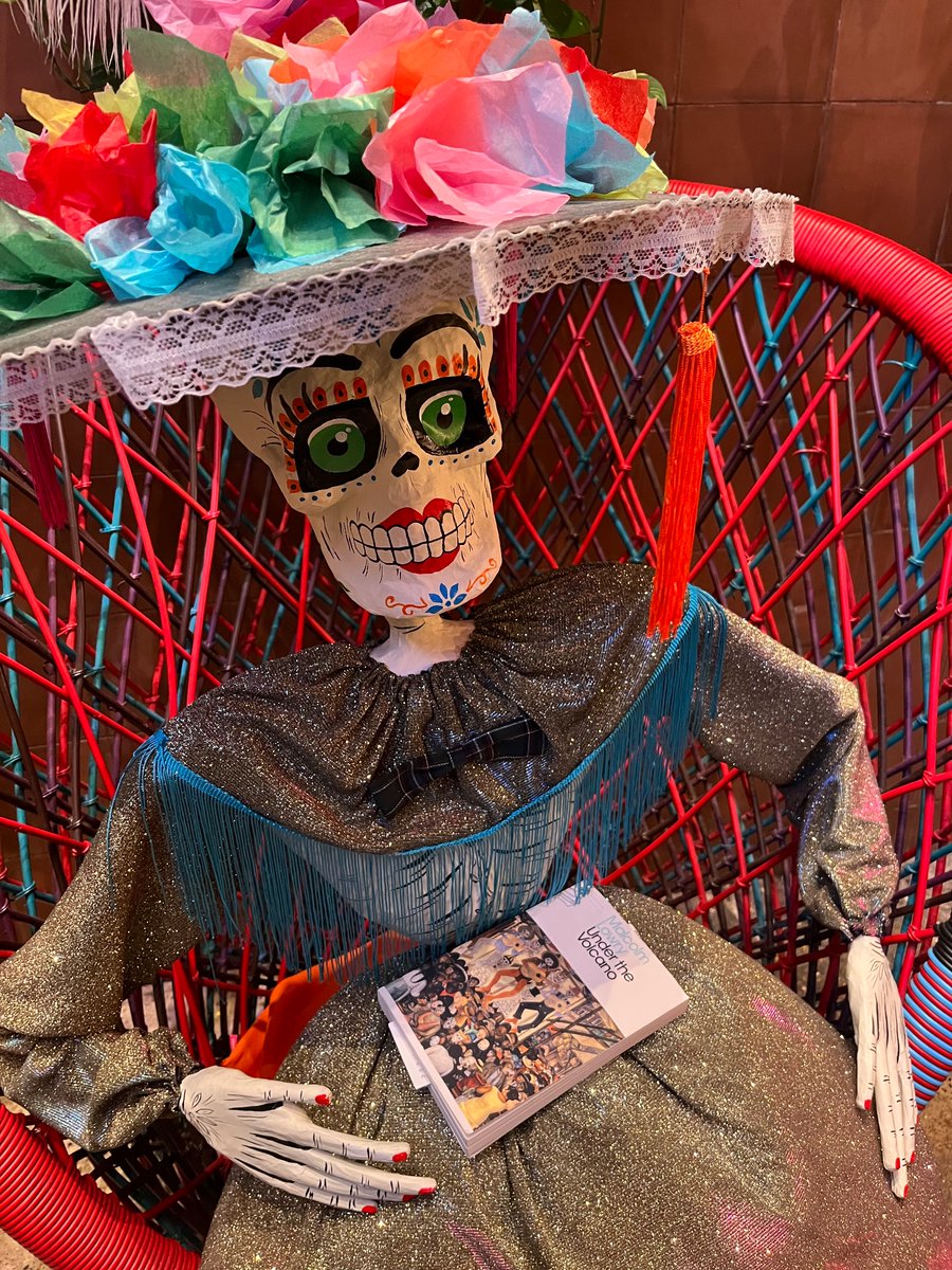 Happened to pass La Calavera Catrina today while currently reading Malcolm Lowry’s Under the Volcano! ☠️📖