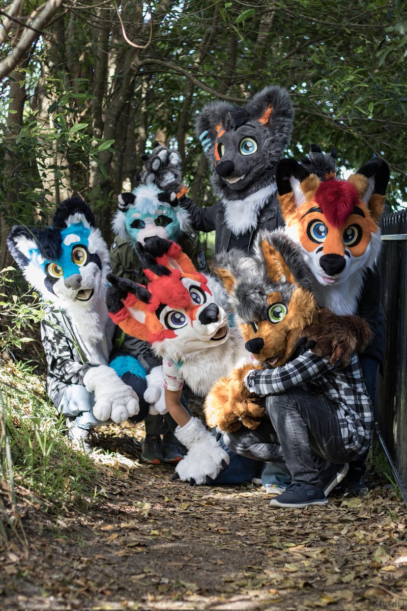 #FursuitFriday with the bois! 🧡🐶

📷: @KivuliT
✂️: <a href="/LupeSuits/">LupeSuits</a>