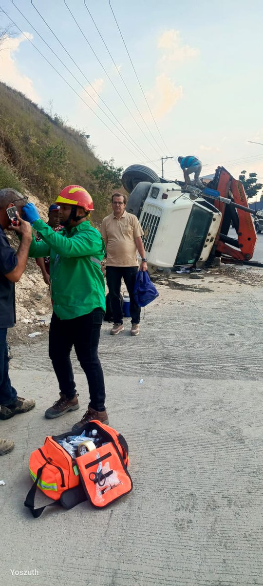 Camión volcado en la bajada de los.naranjos dos heridos leves