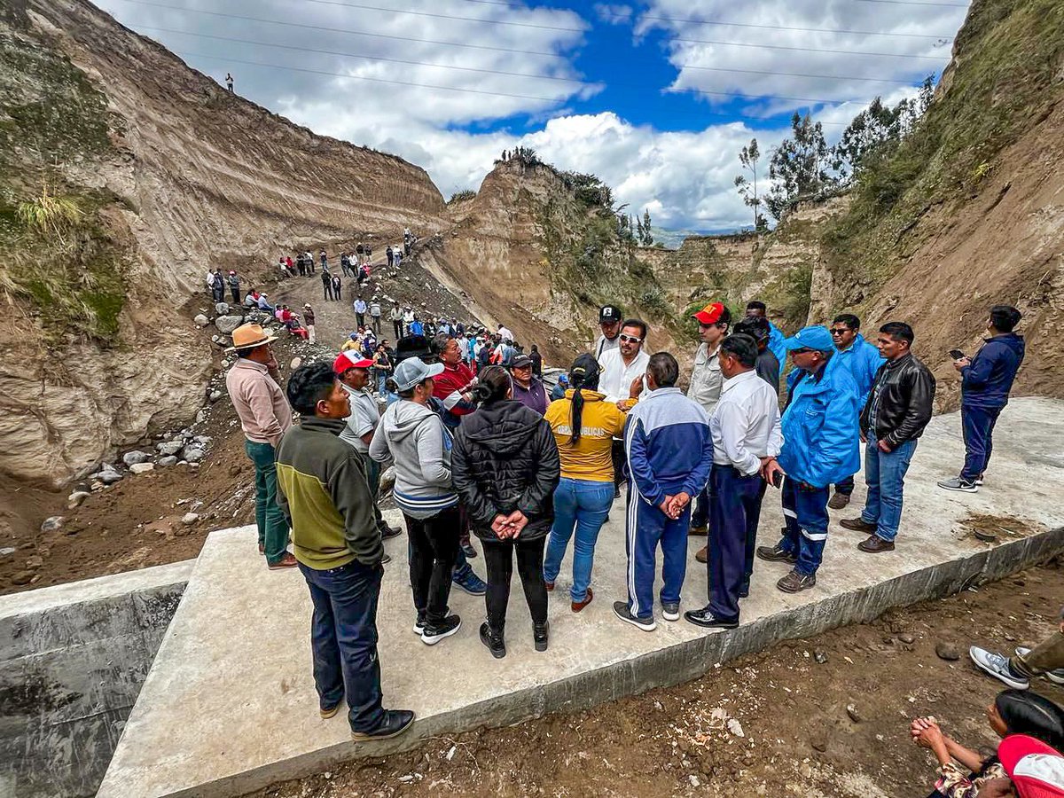 EmpresaaguaEc's tweet photo. #EPAInforma | El Gerente General de la EPA EP, la Viceministra de Agua, el Prefecto de Tungurahua y la Prefecta de Cotopaxi, visitaron el sistema de riego Latacunga - Salcedo - Ambato, con el fin de constatar los trabajos de reconstrucción.
¡Trabajamos juntos por el agua!💧 https://t.co/Zu3BJ0Dpav