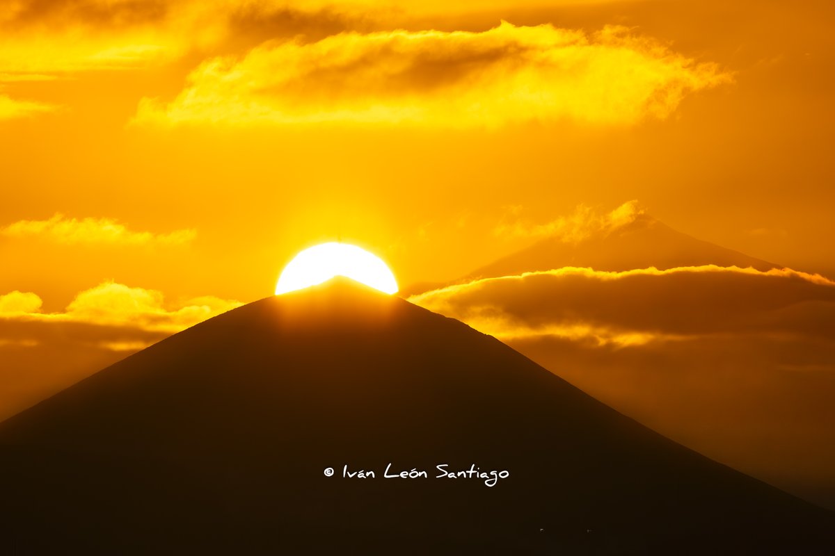 📷🌄 El sol ocultándose tras la montaña de Ajódar con el Teide a su lado como testigo #Arucas #Sunset #GranCanaria 🇮🇨#IslasCanarias PD: Se puso una nube justo en la cima del Teide en el momento que estaba el sol centrado 😅