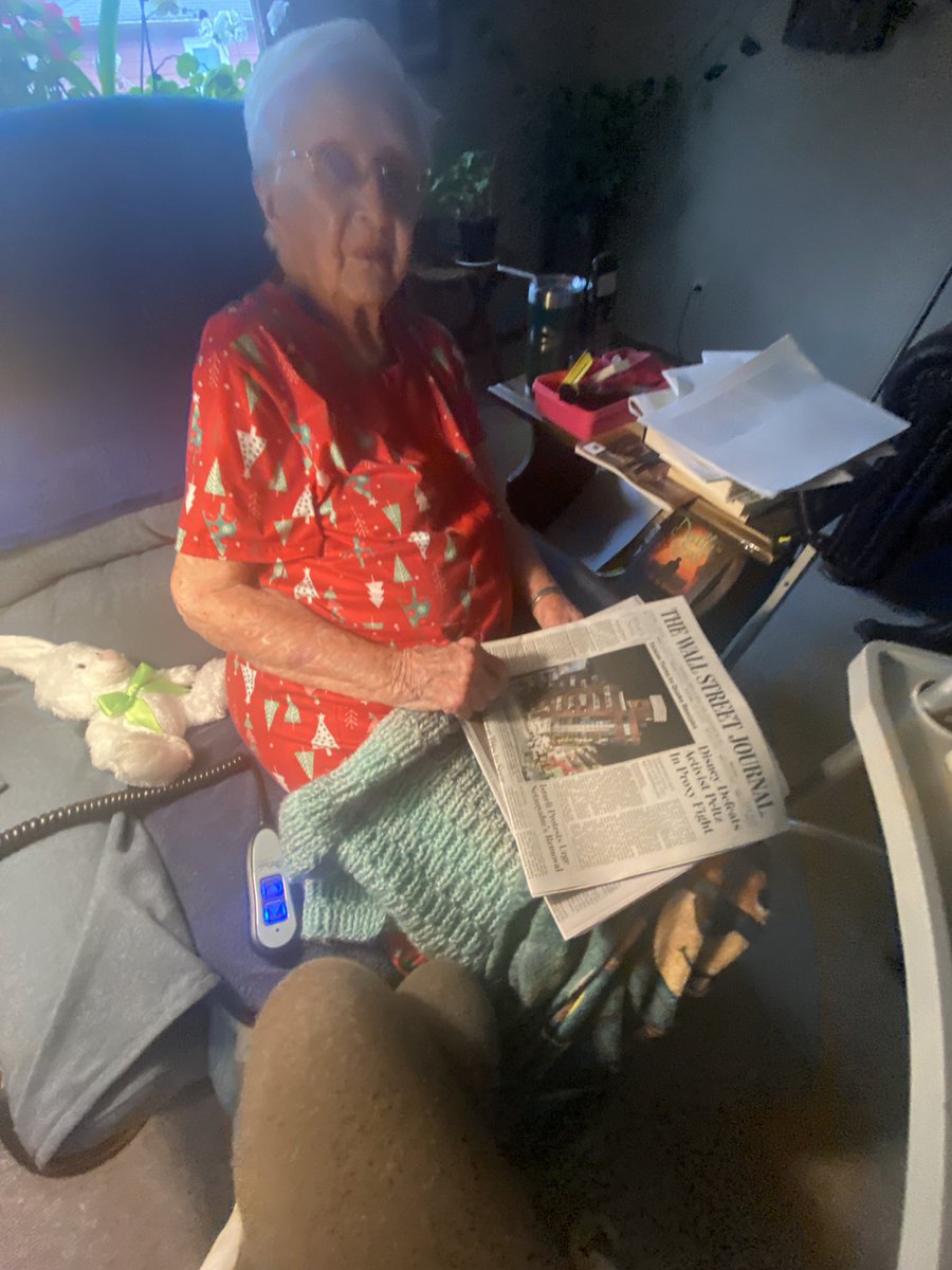 claps for my 99-year-old grandma who still reads @WSJ every day 😍