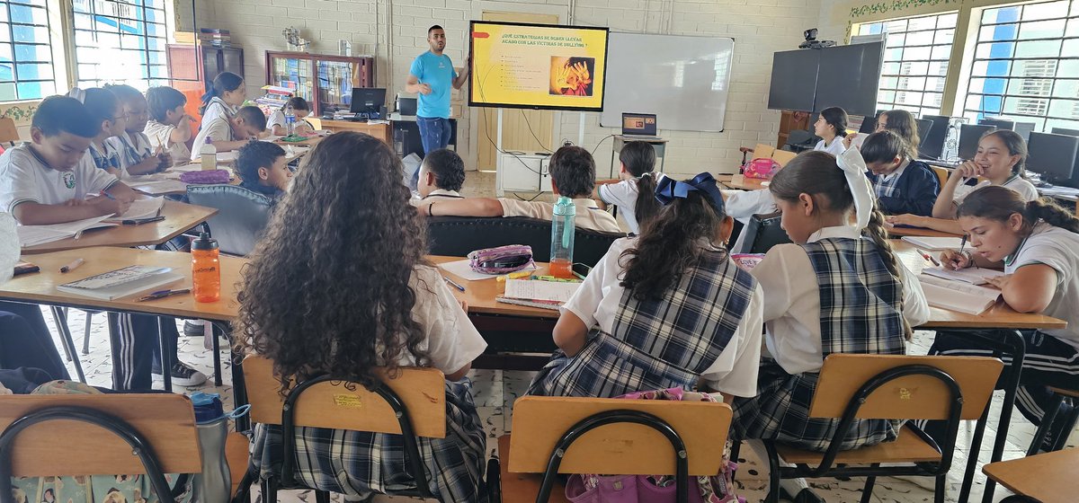 castrill18's tweet photo. @ElOIRdelaRegion #PrestacionServicioSocialUnadistaenTerritorio

Audio testimonio acrividad sobre el Bullying: https://t.co/sdUpRc6tOi https://t.co/u42bYGp5U3