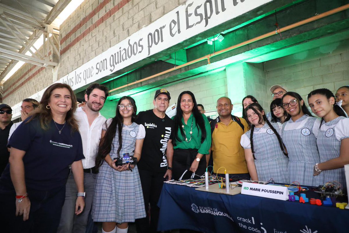 AlejandroChar's tweet photo. Si el mundo de las tecnologías necesita desarrolladores de software, ¡se les tienen! Cuenten próximamente con más de 3 mil estudiantes de nuestros colegios públicos. 

Lo anunciamos en campaña y hoy es una realidad: ‘Más Educación - Más Innovación’ es el nuevo programa que, en un trabajo articulado con @crackthecode_la y @F_Santo_Domingo, les brinda a nuestros estudiantes la enorme oportunidad de capacitarse en programación de software, análisis de datos y uso de inteligencia artificial.

Según estudios realizados por MinTic, para el 2025 el déficit de desarrolladores de software oscilará aproximadamente en 112.000 personas, por eso estamos fortaleciendo nuestra educación con competencias necesarias como el inglés como segundo idioma y el lenguaje de datos, para que nuestros jóvenes puedan asumir los retos que impone el mercado laboral.

Aquí lo que sobra es talento y ganas. ¡#BarranquillaEsEducación, tecnología e innovación!