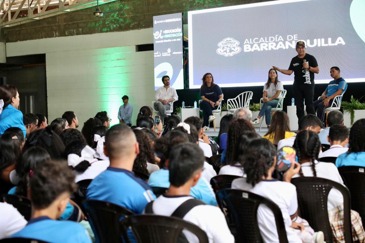 AlejandroChar's tweet photo. Si el mundo de las tecnologías necesita desarrolladores de software, ¡se les tienen! Cuenten próximamente con más de 3 mil estudiantes de nuestros colegios públicos. 

Lo anunciamos en campaña y hoy es una realidad: ‘Más Educación - Más Innovación’ es el nuevo programa que, en un trabajo articulado con @crackthecode_la y @F_Santo_Domingo, les brinda a nuestros estudiantes la enorme oportunidad de capacitarse en programación de software, análisis de datos y uso de inteligencia artificial.

Según estudios realizados por MinTic, para el 2025 el déficit de desarrolladores de software oscilará aproximadamente en 112.000 personas, por eso estamos fortaleciendo nuestra educación con competencias necesarias como el inglés como segundo idioma y el lenguaje de datos, para que nuestros jóvenes puedan asumir los retos que impone el mercado laboral.

Aquí lo que sobra es talento y ganas. ¡#BarranquillaEsEducación, tecnología e innovación!