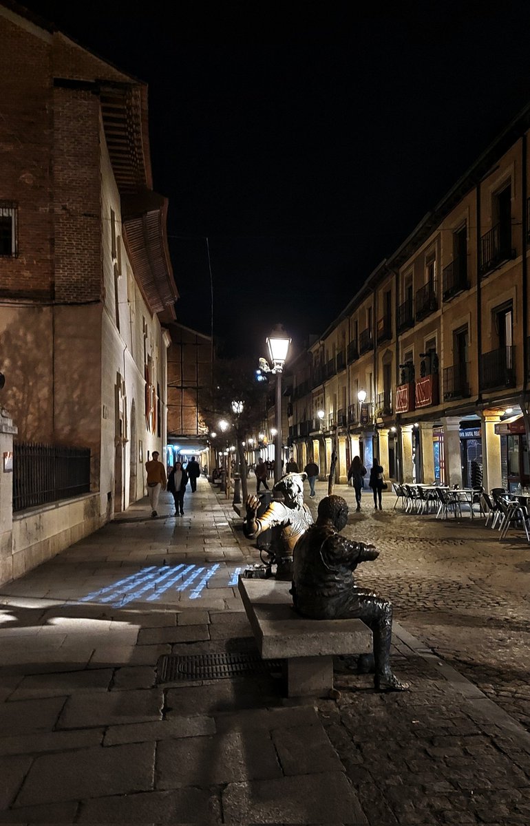 Alcalá y sus protagonistas, Don Quijote y Sancho en su calle Mayor, en un ambiente puramente Cervantino.

#AlcalaDeHenares