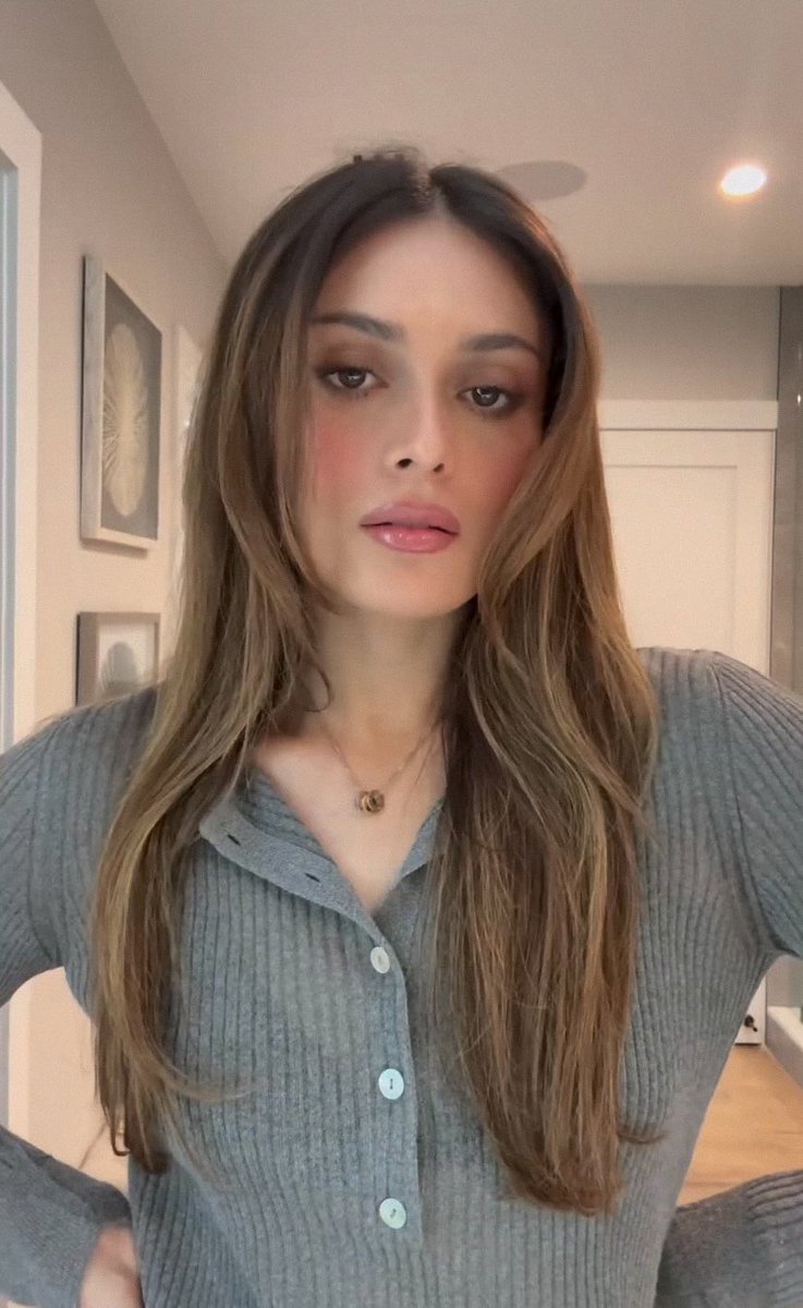 imtxllxngcyp's tweet image. ¿me pueden explicar que le pasa a Daniela con su belleza? adioooos 🫠