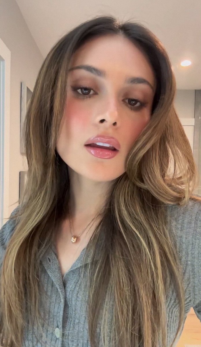 imtxllxngcyp's tweet image. ¿me pueden explicar que le pasa a Daniela con su belleza? adioooos 🫠