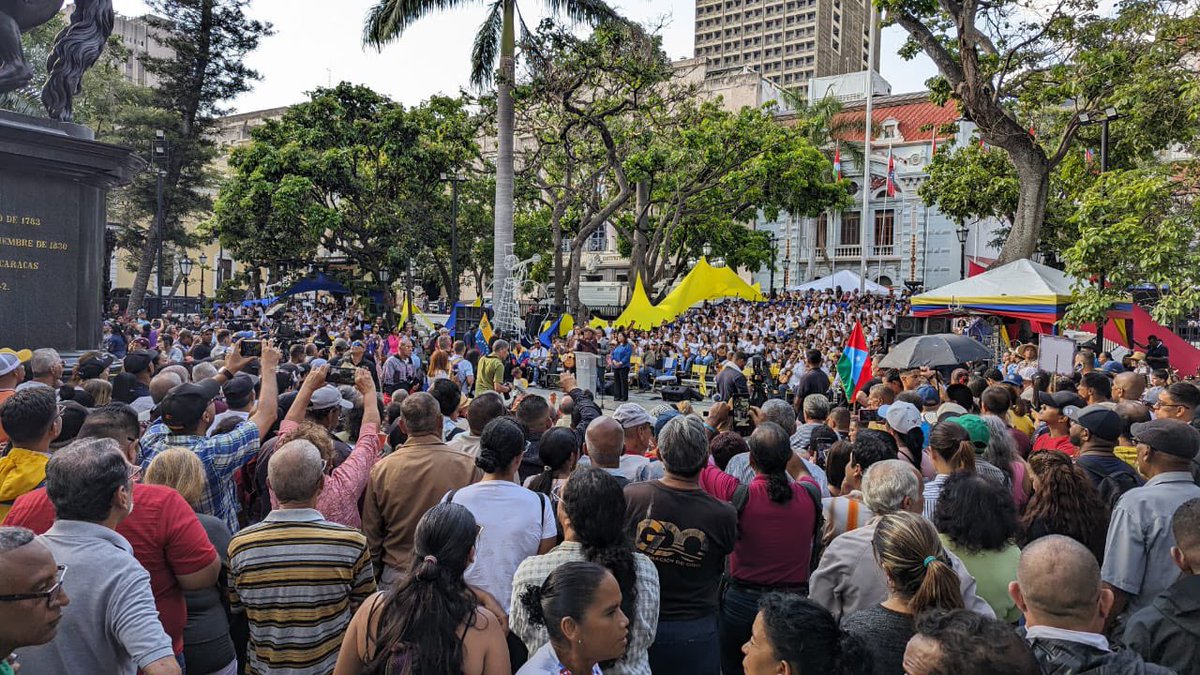 Alrededor de 10 mil cuatros sonaron hoy en toda #Venezuela en celebración del 1er #DíaNacionalDelCuatro. De ellos, más de 500 se dejaron sentir en la plaza Bolívar de #Caracas, con cantidades similares en las otras 23 plazas de los municipios capitales del país. Abro hilo 🧵…