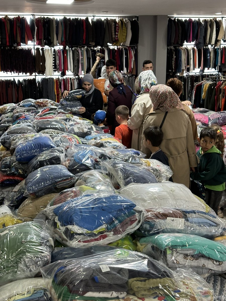 Ayakkabılar ,oyuncaklar ,kıyafetler ,çocuklar için bayramlık şekerler .
Bayram için sevgi mağazamız  hazır,biz hazırız 
Bugün 50’den fazla çocuğumuzu giydirdik .