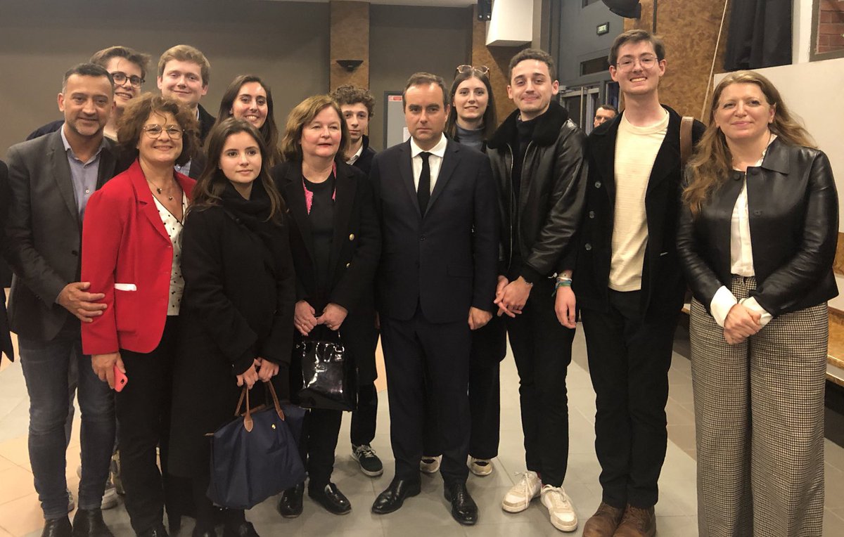 Inspirant meeting autour de notre brillant ministre @SebLecornu à l’invitation de @PierreCazeneuve en présence de @priscathevenot et @NathalieLoiseau. @BesoindEurope pour défendre la civilisation européenne et les valeurs de liberté dont elle est garante. #9juin 🗳️ @ValerieHayer