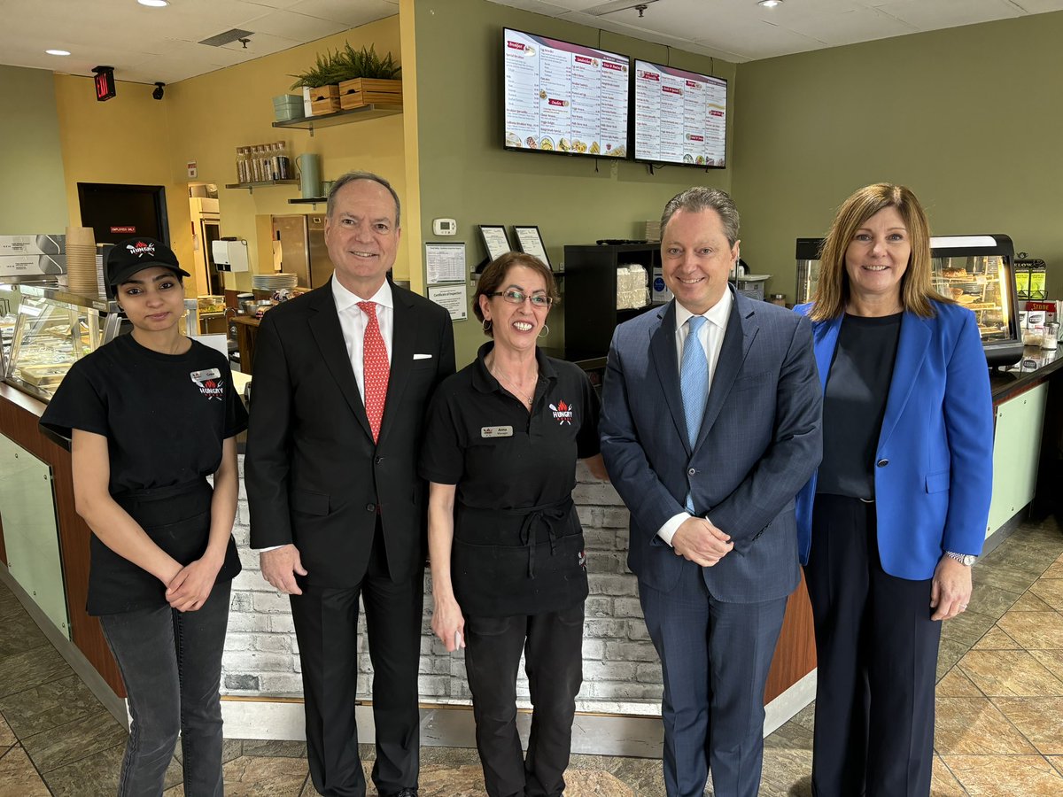 It was a pleasure meeting the hardworking team at HungryHeads after stopping by for lunch with my caucus colleagues! Always great seeing local businesses thriving and growing Ontario’s economy! #Oakville