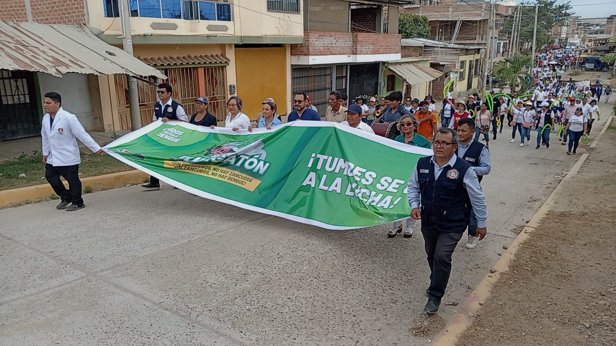 Minsa_Peru's tweet photo. #UnidosContraElDengue en #Tumbes 🇵🇪| A fin de sensibilizar a la ciudadanía sobre la importancia de permitir el ingreso del personal de salud a sus viviendas para prevenir esta enfermedad, la #Diresa realiza un gran pasacalle previo a la jornada nacional de fumigatón y control larvario contra el zancudo transmisor.
➡️ En la actividad participan el Colegio Químico Farmacéutico de Tumbes, Colegio Médico del Perú C.R XXIII - Tumbes, Municipalidad del Centro Poblado Andrés Araujo Morán, entre otros.