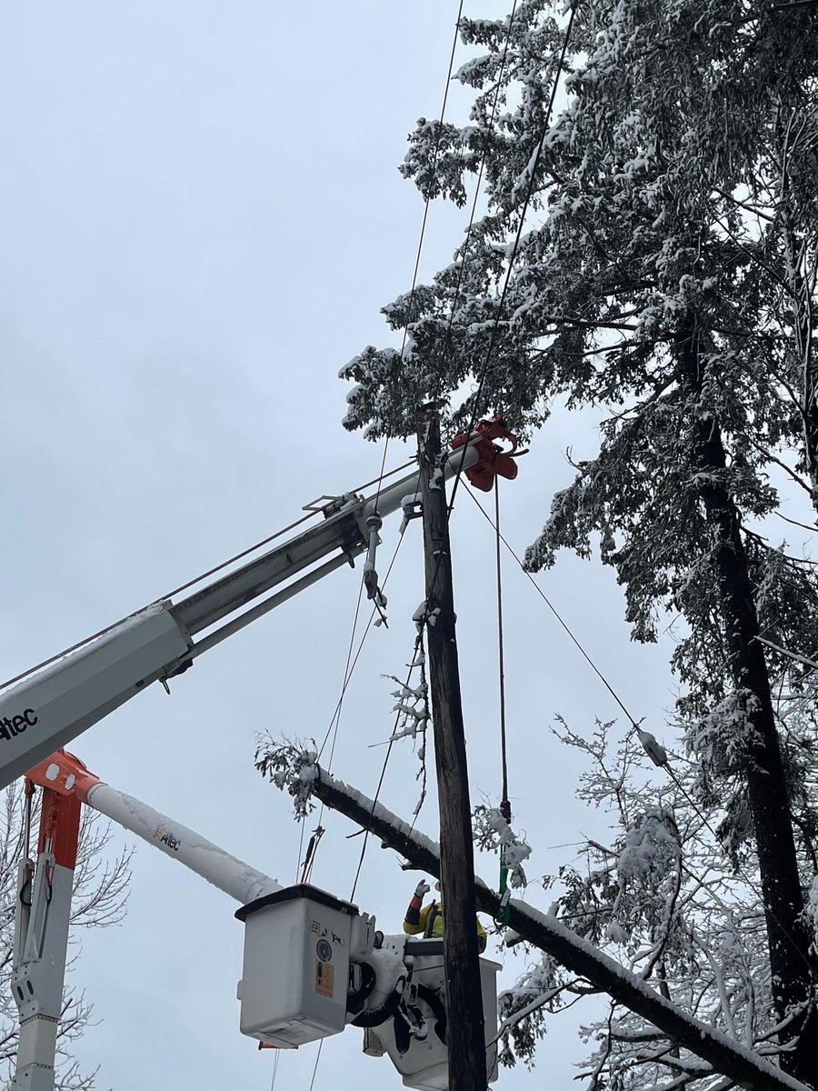 Liberty & Oneonta divisions update: Currently ~2,400 customers remain without power. Crews are working in tough conditions—including sleet, slippery roads, and severe wind—to address broken poles, downed wires, uprooted trees, broken crossarms, and more. ow.ly/HC3X50R8SrH