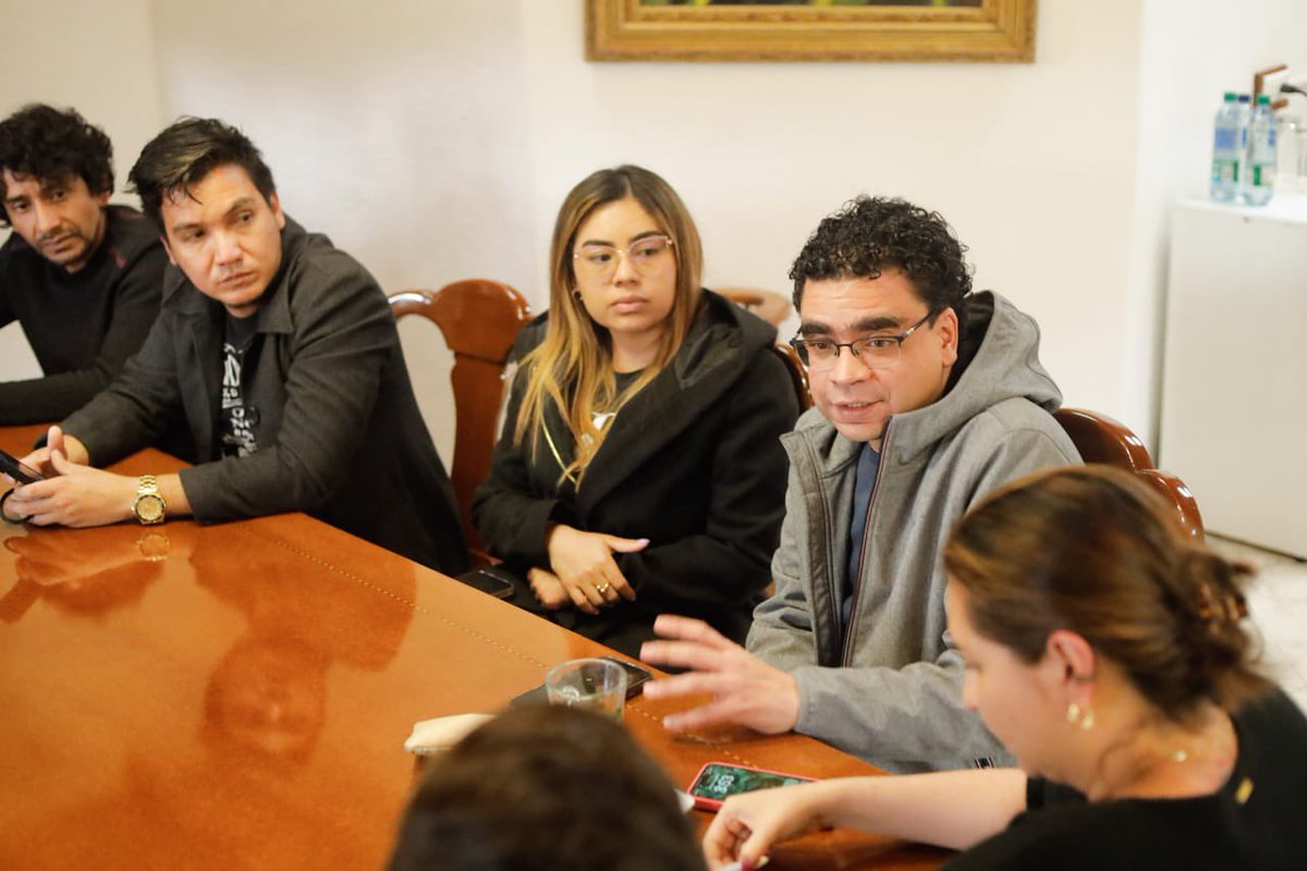 CarlosAmayaR's tweet photo. Somos grandes cuando reconocemos el valor de quienes entregan todo por nuestro departamento. 

Esta tarde trabajamos con el equipo de comunicaciones estratégicas de la #BoyacáGrande, personas que casi siempre están detrás de bambalinas sacando adelante procesos fundamentales para nuestra gente.

Hoy les manifestamos admiración, cariño y gratitud infinita por disponer su creatividad, amor y gran esfuerzo para que entre todos podamos transformar las vidas de las y los boyacenses, que son nuestra razón de ser. 💚💜🤍