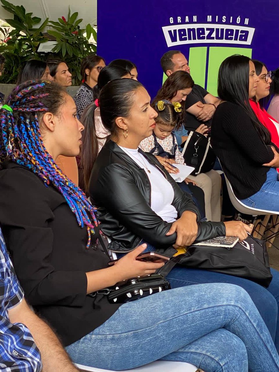 ¡Seguimos aprendiendo con  “Emprende y Crece"!

Con el objetivo de impulsar el desarrollo productivo de los jóvenes a través del 2do vértice "Vamos a trabajar". Se llevó a cabo el conversatorio “Comunica tu Marca” con la participación de @RalDahir