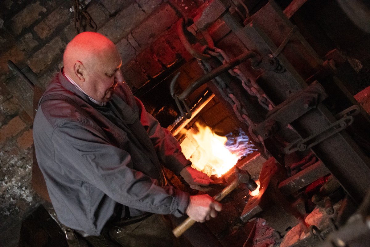 #Blacksmith from the #BlackCountryLivingMuseum #forging his #chain. #LivingHistory #Museums #ChainMaking #Forge #Hammering #History moonsh.in