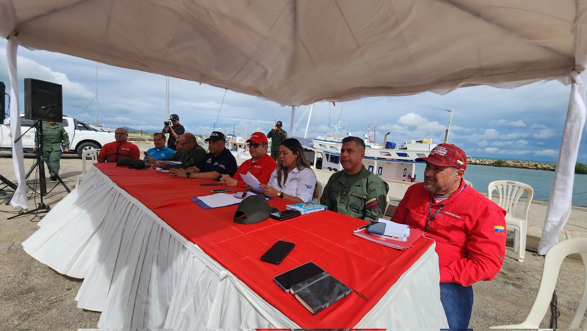 #NuevaEsparta | Siguiendo instrucciones del Pdte. @NicolasMaduro se desarrolló Estado Mayor Conjunto de Pesca e Hidrocarburos con la Flota Artesanal a Gran Escala a fin de seguir garantizando la atención y el impulso económico del sector. @Jcloyo #VenezuelaAntiFascista