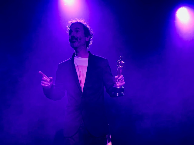 Life with Oscar ★★★ @ArcolaTheatre | April 2 - 20, 2024 REVIEW: tinyurl.com/ynppvsc9 A one-man show with 29 characters! @OscarLifeShow chronicles the passionate pursuit of a dream and a little golden statuette. arcolatheatre.com/whats-on/life-…