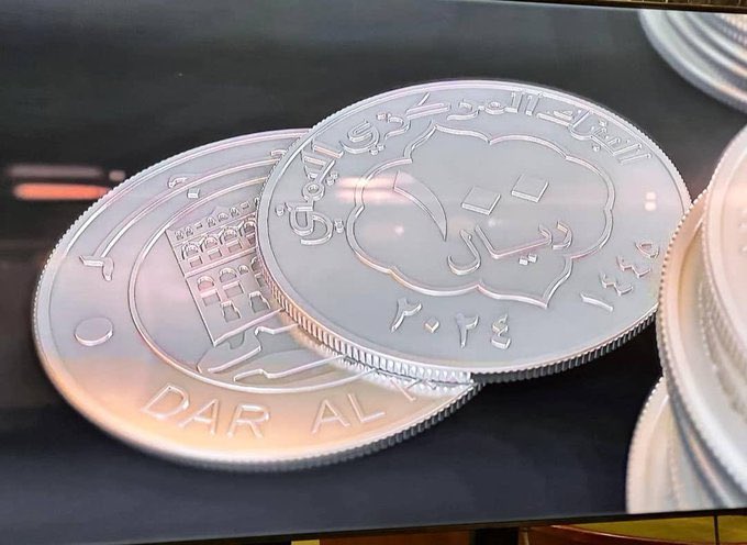 المائة ريال المعدنية أكثر فائدة للشعب اليمني من بيانات علوج الغرب الإمبريالي.
ولمزيد من الايضاح للفرق بين الخطوة التي قام بها البنك المركزي في صنعاء وبين اقدام حكومة المرتزقة على طباعة ما يقارب الثلاثة تريليون ريال .
مع السنة الاولى للعدوان كانت الكتلة النقدية لليمن تساوي تقريبا
