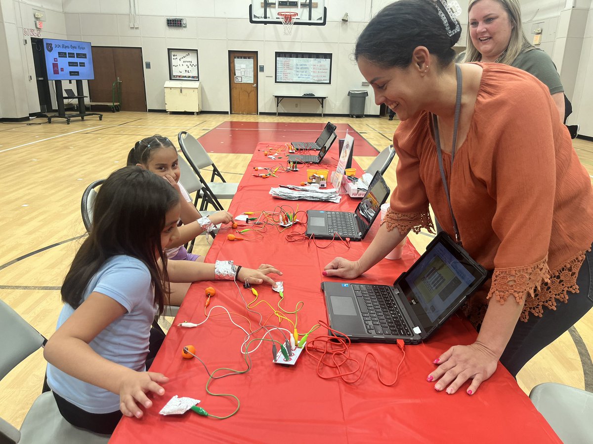 Having a great time at tonight’s @BrownElementary STEM Open House Welcome event! Thanks for the invite @TechLuli ! Check out these smiles!