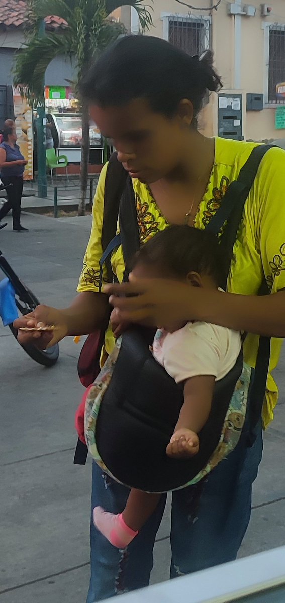Está situación cada día es más frecuente, mujeres con bebés, niños, ancianos pidiendo algo para comer se debe atender urgentemente estas personas que se encuentran vulnerables las razones probablemente es consecuencia de las sanciones y medidas coercitivas pero algo se debe hacer