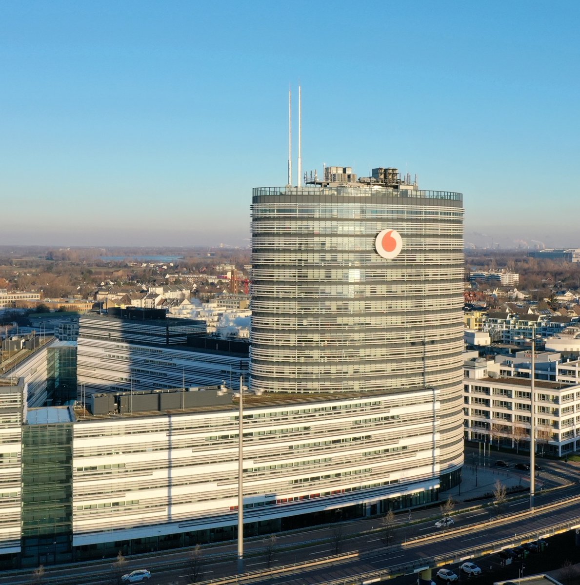 Moin, #Düsseldorf! 👋 Trotz grauem #Wetter heute freuen wir uns schon aufs #Wochenende - es wird warm!☀️ Als Vorgeschmack gibt's nen tollen Schnappschuss vom letzten #Sonnenschein, der unseren #Campus zum Strahlen brachte. In diesem Sinne: Happy #Weekend &amp; genießt die #Sonne! 😎