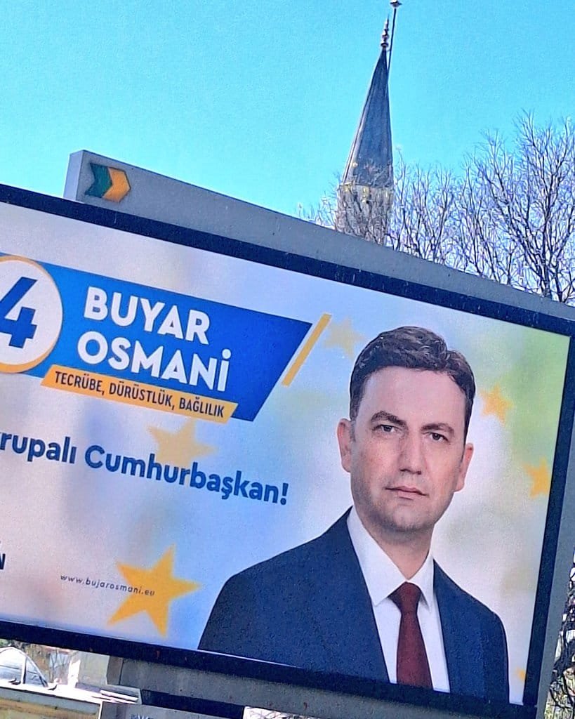 Kuzey Makedonya Cumhurbaşkanı seçimlerinde Avrupa Cephesi İttifakı adayı BuJar Osmani, Türkçe afişler astırdı. @Bujar_O