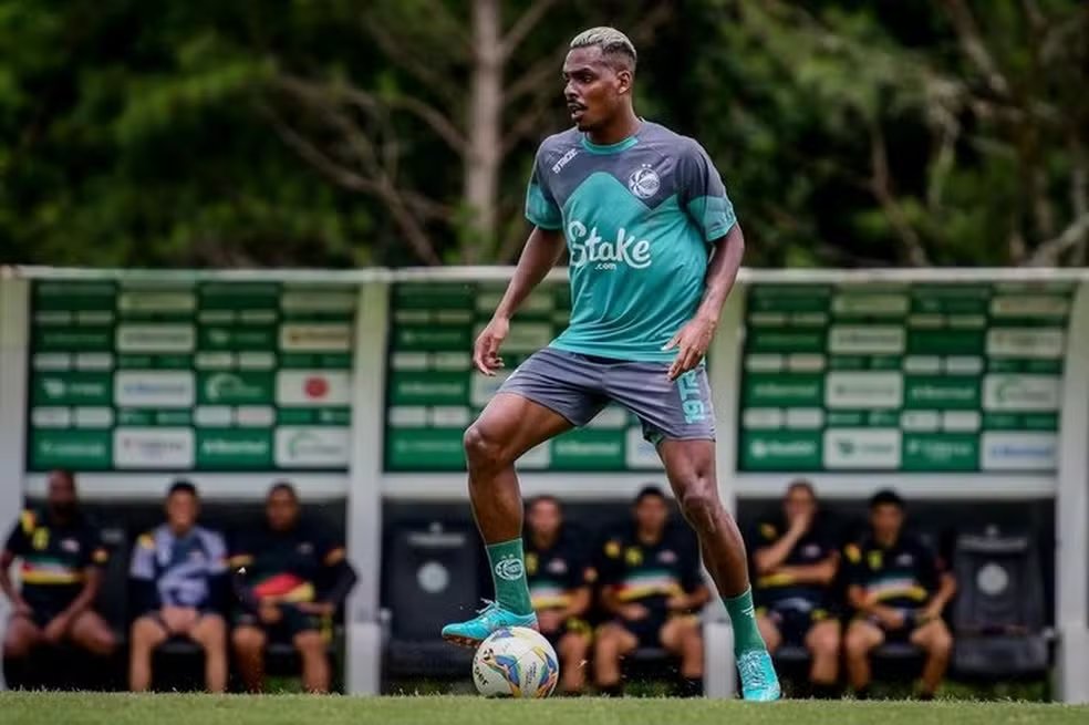 are_cruzmaltina's tweet photo. 🆗 | O volante Caíque já sinalizou positivamente para a proposta do Vasco e deseja atuar no clube.  

O cruzmaltino ofereceu um bom contrato ao atleta, o que pesou para uma decisão rápida do jogador.

Agora, está nas mãos do Juventude.

🎖️ | @Giuberti10Mr 
📸 | Fernando Alves/E.C Juventude