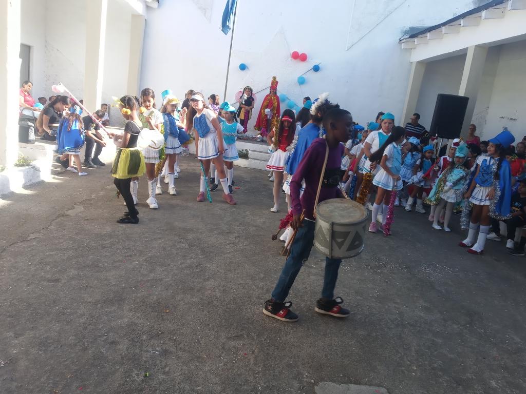 La banda rítmica hace gala demostrando la felicidad de los niños y niñas este 4 de abril