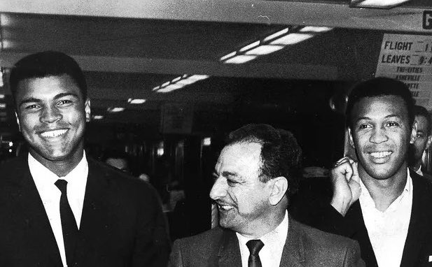 HarryHaris48861's tweet photo. Muhammad Ali and Jimmy Ellis with their trainer Angelo Dundee. #MuhammadAli #JimmyEllis #AngeloDundee #boxing https://t.co/6HAohWj5FD