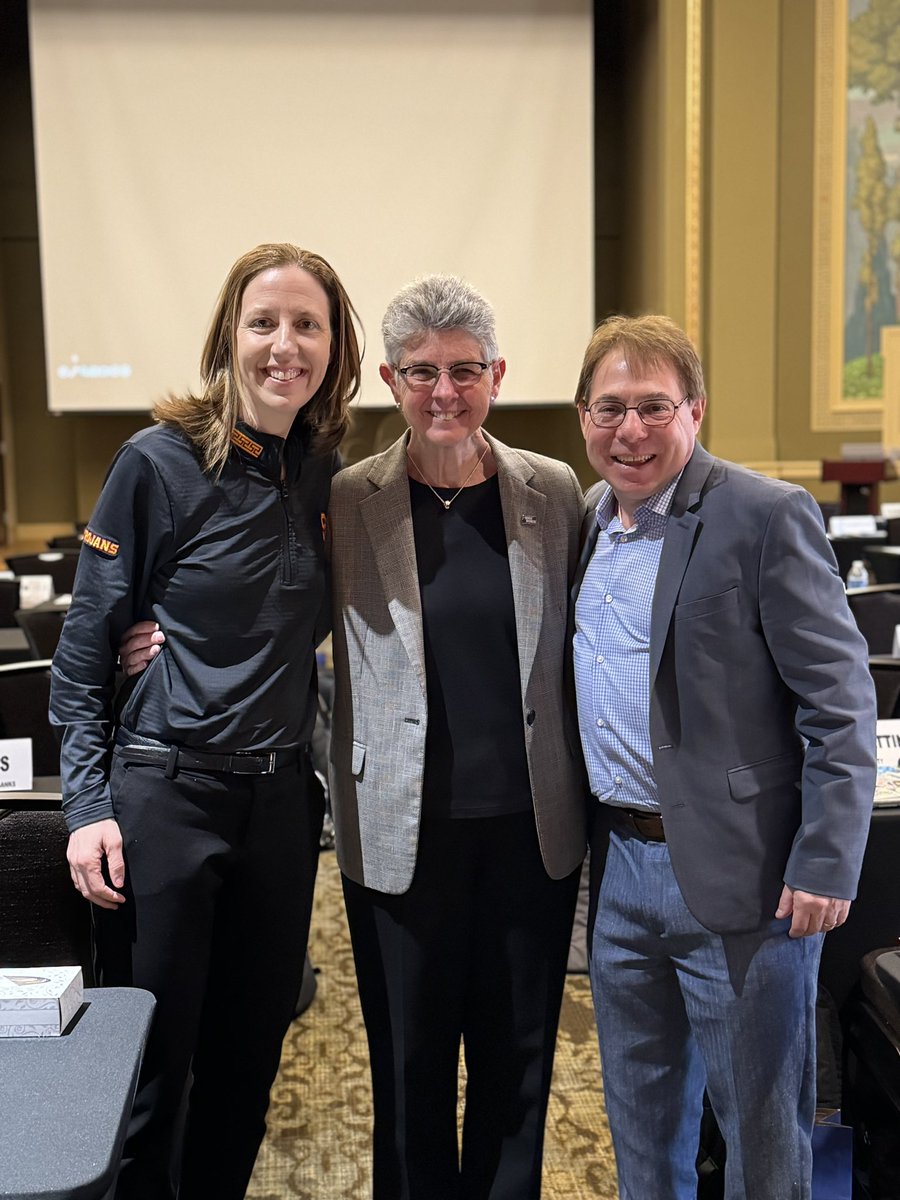 Had a great time speaking at the @WBCA1981 So You Want To Be A Coach Program this morning! Great seeing current player @ShannonMulroy and former player @mckenna_hofs at this event, with many other future coaches! And always a pleasure getting to speak with @CoachLindsayG!