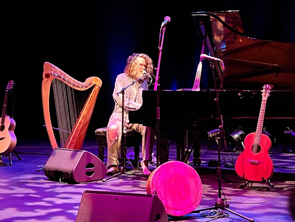 There was a magic moment of community at the end of the <a href="/hothouseflowers/">hothouseflowers</a> stupendous cover of Bob Dylan’s ‘Pressing On’ when the whole <a href="/PavilionTheatre/">Pavilion Theatre</a> fell silent and we thought about all those under attack tonight. #HothouseFlowers #CeasefireNow <a href="/fobraonain/">Fiachna Ó Braonáin</a>