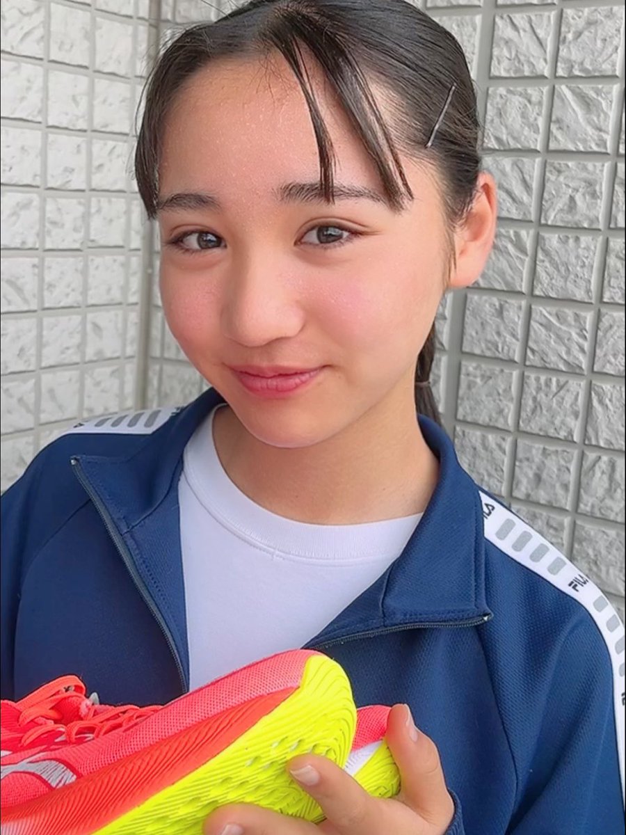 昨日
ランニングシューズを買ってもらいました

かわいい色で
やる気でます！

今日は入学式の準備で
3年生は登校日です

春休みがおわってしまうーww

ひらり

#中学3年生
#陸上
#アシックス
#目指せ全国大会