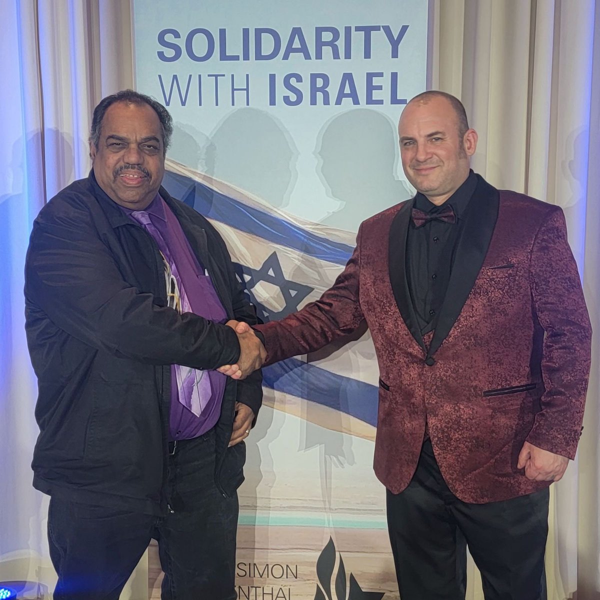 It was an incredible honor to present the National #Leadership award to my brother @RealDarylDavis at The prestigious Spirit of Courage Gala by @simonwiesenthal The event was a resounding success amplifying global #HumanRights initiatives. @AliPureSlovin & team were amazing